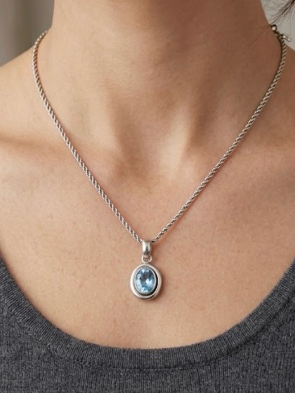 Silpada S1212 Sterling Silver Blue Topaz Pendant w/ Sterling Silver Necklace

-